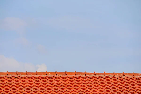 Střecha Horní Modré Obloze Bílé Mraky Pozadí Vzor Střechy Dlaždice — Stock fotografie