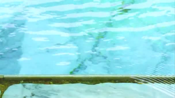 Вода Басейні Наповненому Хлором Може Витіснити Мармурові Підлоги — стокове відео