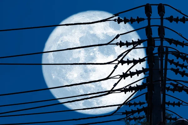 天空中的超级月亮和轮廓上的电线杆 这是Nasa提供的图像元素 — 图库照片