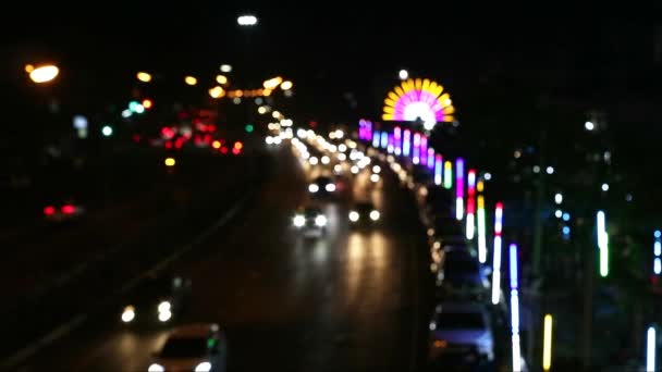 Suddig Natt Färgglada Ljus Trafik Och Fordon Huvudvägen Lokala Buddistiska — Stockvideo