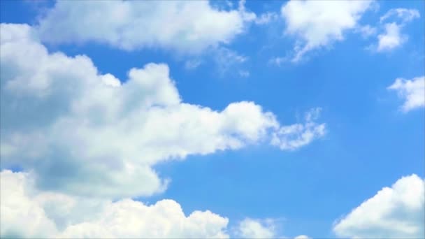 巨大なヒープ白い雲と青空の背景時間の経過 夏の空 — ストック動画