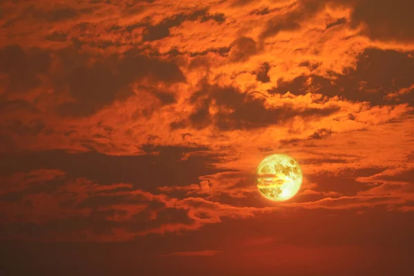 満月の夜の空に暗い赤い雲に戻る雪の月 Nasaによって提供されたこの画像の要素 — ストック写真