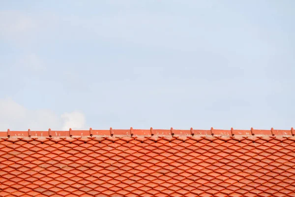屋上と青空の白い雲の背景に屋根 屋根のパターン タイルの上の保護 — ストック写真