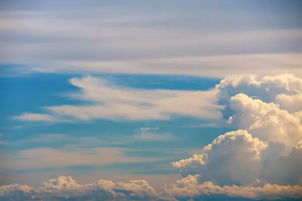 嵐のシルエット巨大なヒープ雲の太陽の光で灰色の空のぼかしグレーの雲 — ストック写真