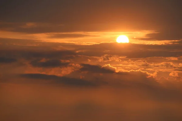 Sonnenuntergang Horizont Himmel Mit Orangefarbenen Wolken Und Nebel Über Dem — Stockfoto