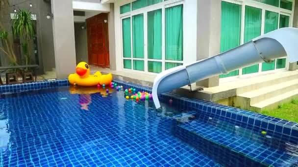 游泳池中带有滑道 彩球和鸭的池瓶倾斜视图 — 图库视频影像