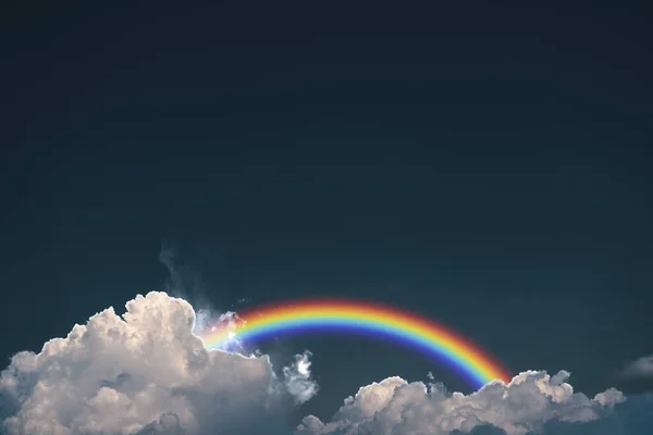 Arcobaleno Indietro Nube Scura Sul Cielo Con Spazio Copia Problema — Foto Stock