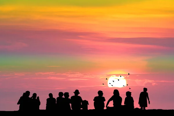 Silhouette People Sitting Mountain Sunset Colorful Sky Orange Cloud Birds — Stock Photo, Image