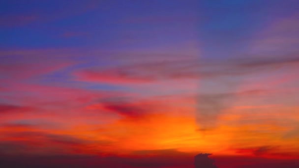 Farbenfroher Sonnenuntergang Blau Rot Orange Gelber Himmel Mit Dunkelorangefarbener Wolke — Stockvideo