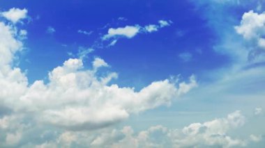 Sonbahar tropikal bölgesinde beyaz bulut ve mavi gökyüzü zaman atlaması