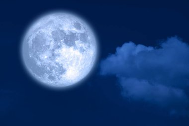 Süper mavi ay ve beyaz siluet bulutlar gece gökyüzünde, NASA tarafından desteklenen bu görüntünün elementleri