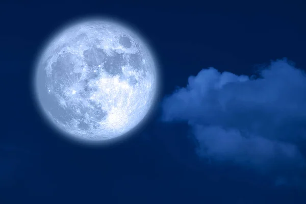 Σούπερ Μπλε Φεγγάρι Και Λευκό Ουρανό Σύννεφο Σιλουέτα Στο Νυχτερινό Εικόνα Αρχείου