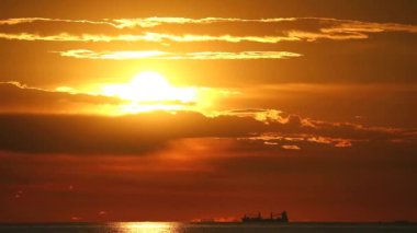Gün batımında kara bulutta denizdeki siluet kargo gemisinde yaz 1 'de