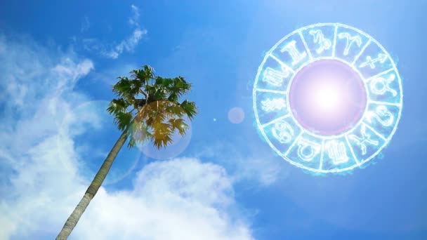 黄道带星座蓝色闪电效果边框旋转和白云在正午时分在椰子树上方掠过天空 — 图库视频影像