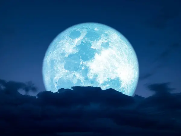 Gece gökyüzünde koyu renkli bulut üzerinde mavi ay, NASA tarafından desteklenen bu görüntünün elementleri.