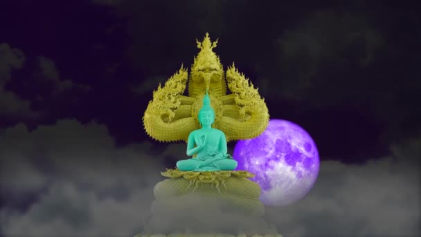 夜空の灰色の雲の時間の消失と黄色い神話の王のフードによって保護される完全な紫色の月の背部ジェイドの仏 — ストック動画