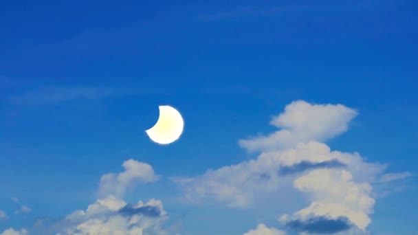 Teljes Napfogyatkozás Halom Fehér Felhő Tiszta Kék Hatalmas Gördülő Idő — Stock videók