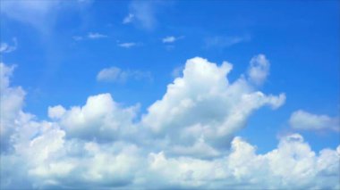 Cumulonimbus yığını güzel beyaz bulut berrak mavi gökyüzü yağışlı mevsim hızında büyük yuvarlanma