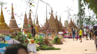 Her yıl Bangsan Chonburi Tayland 'da 16 ve 17 Nisan tarihlerinde kum pagoda festivali düzenlenir.