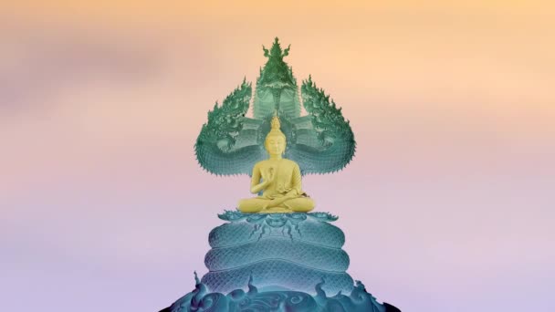Gold Buddha Geschützt Durch Die Kapuze Des Mythischen Königs Naga — Stockvideo