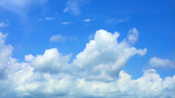 カンブロンのヒープ美しい白い雲の明確な青い空の巨大な転がり雨季のタイムラウンド — ストック動画