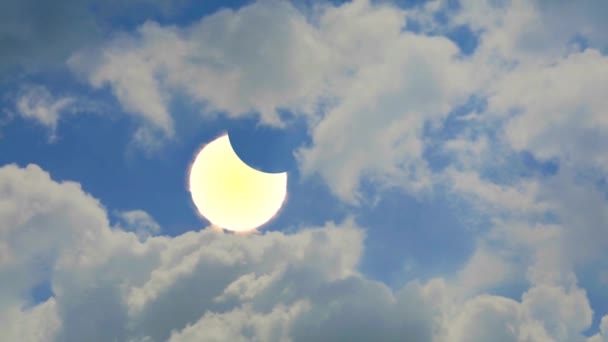 Güneş Tutulması Yığınla Beyaz Bulut Mavi Gökyüzü Devasa Bir Zaman — Stok video