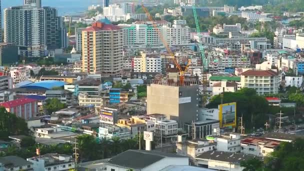 Kipp Ansicht Der Stadt Sriracha Sieht Zwei Kräne Unter Gebäuden — Stockvideo
