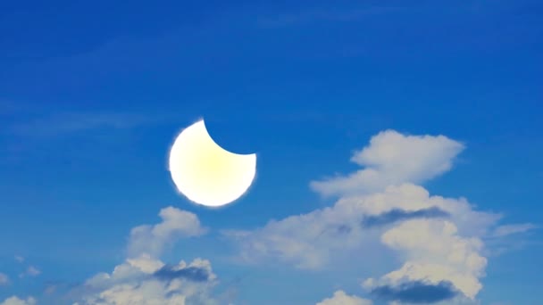 Eclipse Solar Total Con Montón Nubes Blancas Cielo Azul Claro — Vídeos de Stock
