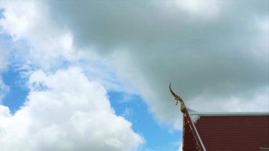 Cho fa thai diline göre çatıdaki tepe noktasında bir son gibi güzel beyaz bulut yığınları berrak mavi gökyüzü yağmur mevsiminde büyük yuvarlanmalar