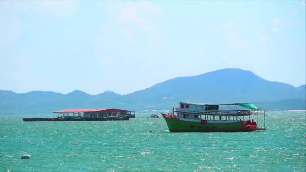 Pływająca Restauracja Zaparkowana Nad Morzem Czeka Turyści Skorzystają Usługi Podczas — Wideo stockowe