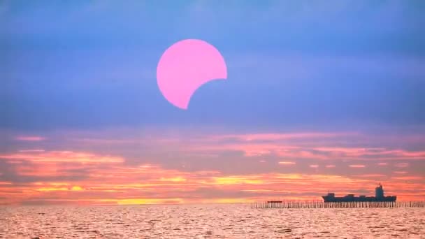 Güneş Tutulması Kargo Gemisi Kırmızı Turuncu Bulutla Okyanusta Kırmızı Günbatımı — Stok video