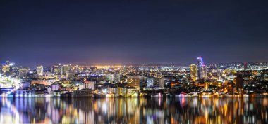 Pattaya şehrinden ve Pattaya Körfezi Tayland 'a kadar uzanan otel ışıkları ve iş evleri panoraması.