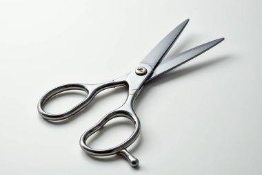 Şık bir gümüş makas keskin bıçaklarını ve ergonomik tasarımını sergiliyor. Evde ya da ofiste el işi, dikiş ve çeşitli kesim işleri için mükemmel..