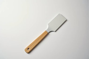 Parlak paslanmaz çelik bir spatula. Güzel ahşap bir sapı var. Yemek ve servis için ideal. Bu şık mutfak aleti her türlü mutfak deneyimini geliştirir..