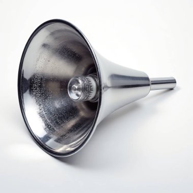 Parlak krom kaplamalı klasik bir metal hoparlör benzersiz akustik tasarımlar sergiliyor. Öge, sesle ilgili temalar için ideal beyaz bir arkaplan üzerinde izole edilmiştir.