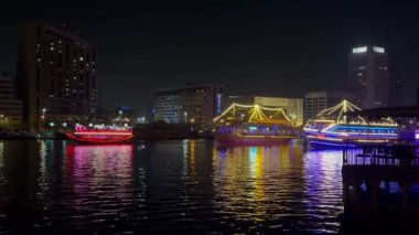 Akşam Dubai, ampullerle aydınlatılmış gemiler, gece şehri.
