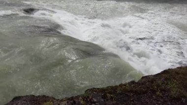 İzlanda 'da büyük bir nehir, temiz soğuk su, helikopterden alınmış.