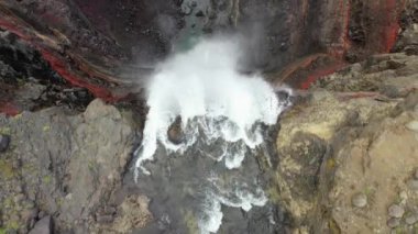 İzlanda 'da büyük bir nehir, temiz soğuk su, büyük bir şelale, dinlenecek bir yer, helikopterden bir manzara.