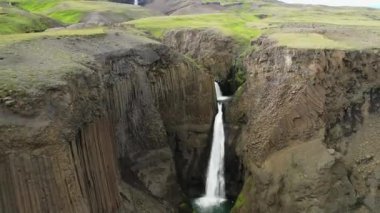 İzlanda 'da büyük bir nehir, temiz soğuk su, büyük bir şelale, dinlenecek bir yer, helikopterden bir manzara.