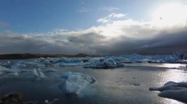 İzlanda 'da buz çevresi, donmuş bloklu göl, turistik alan, çok soğuk göl.