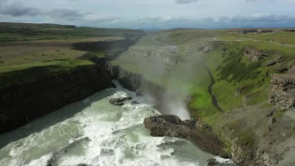 冰岛的一条大河 清澈的冷水 巨大的瀑布 一个休息的地方 从复印机上看到的风景 — 图库视频影像