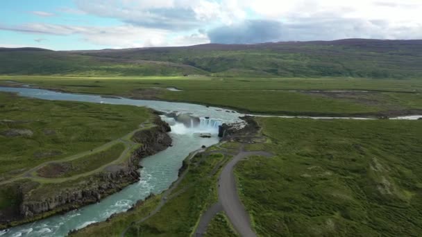 冰岛的一条大河 清澈的冷水 巨大的瀑布 一个休息的地方 从复印机上看到的风景 — 图库视频影像