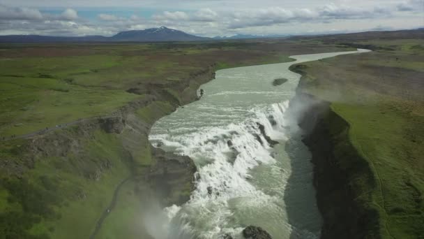 アイスランドの大きな川 澄んだ冷たい水 大きな滝 休息する場所 コッパーからの眺め — ストック動画