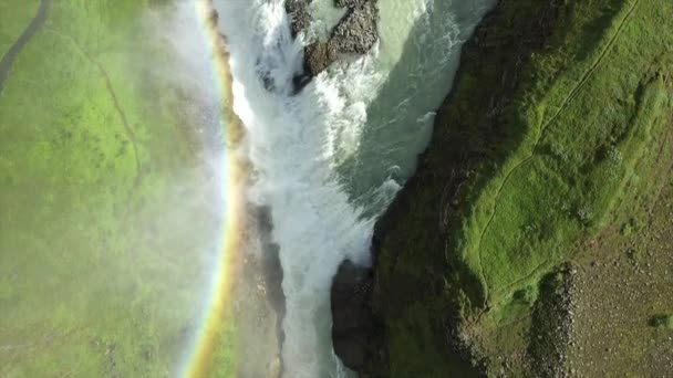 アイスランドの大きな川 澄んだ冷たい水 大きな滝 虹が見える 残りの部分への場所 コッパーからの眺め — ストック動画