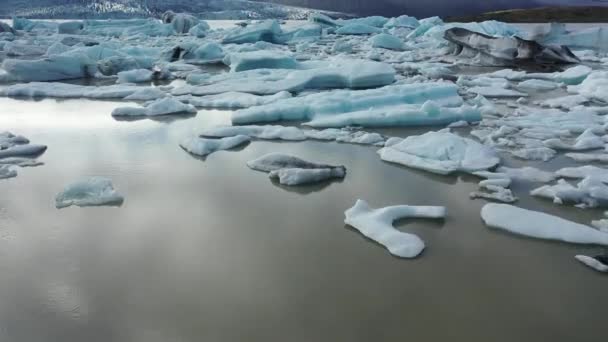アイスランドの氷の環境 凍結したブロックを持つ湖 観光地 非常に冷たい湖 — ストック動画