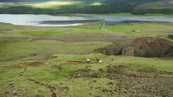 Eine Gruppe Von Menschen Ist Island Unterwegs Sie Gehen Einen — Stockvideo