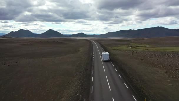 Samochód Jedzie Drodze Sfilmowany Przez Drona Wysokości Natura Islandii — Wideo stockowe