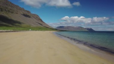 İzlanda kıyıları, kristal berrak su, güneşli hava, insansız hava aracı tarafından vuruldu.