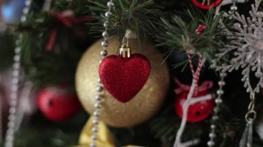 Yeni yıl tatili, teneke kutular ve oyuncaklar, evde süslü Noel ağacı. Oyuncaklardan dekorasyon