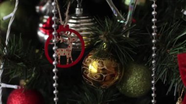 Yeni yıl tatili, teneke kutular ve oyuncaklar, evde süslü Noel ağacı. Oyuncaklardan dekorasyon